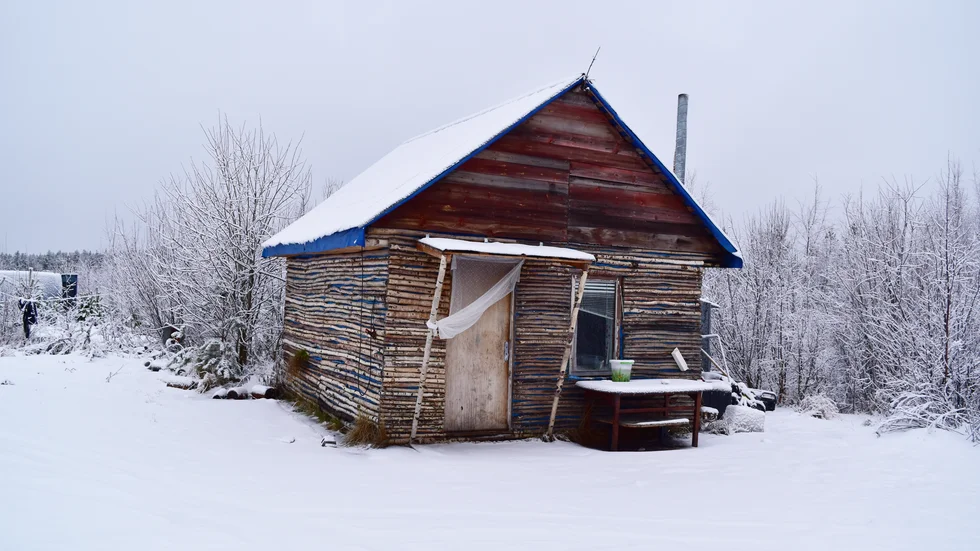 Huset tycks till stora delar vara byggt med material från skogen.