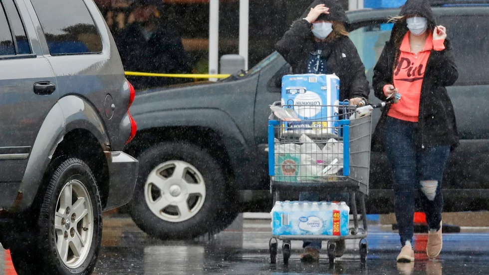 Två personer bär ansiktsmasker på grund av virusutbrottet vid besöket på detaljhandelskedjan Walmart i USA.