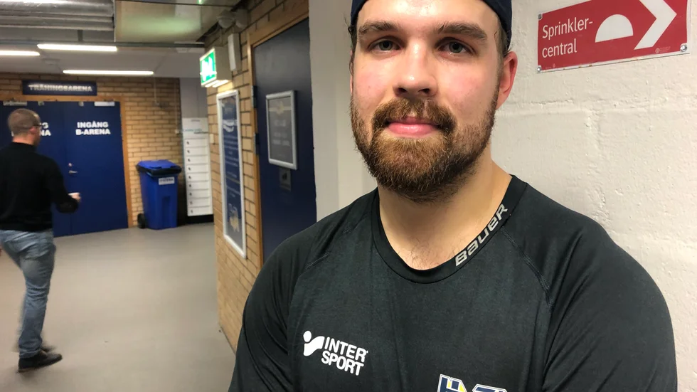Förre AIK-spelaren Axel Holmström fick spela mindre än två minuter mot AIK. Forwarden har en jobbig sits just nu.