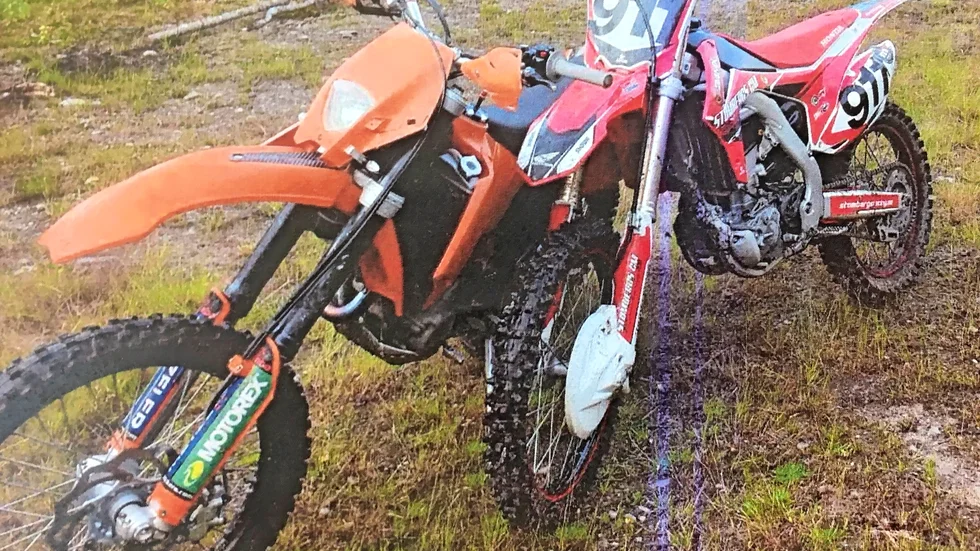 Två av de motorcrosscyklar som stals i somras i Kåge. På torsdagen stod två 25-åriga män på nytt inför rätta i Skellefteå.