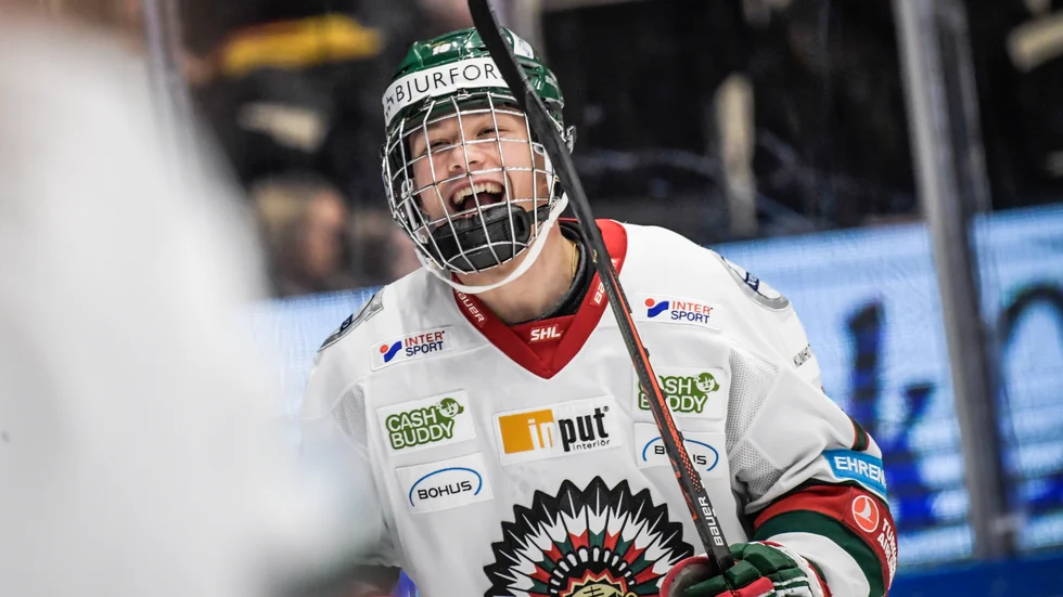 Frölundas Lucas Raymond jublar efter sitt 1-2 mål under torsdagens ishockeymatch i SHL mellan Skellefteå AIK och Frölunda HC i Skellefteå Kraft Arena.