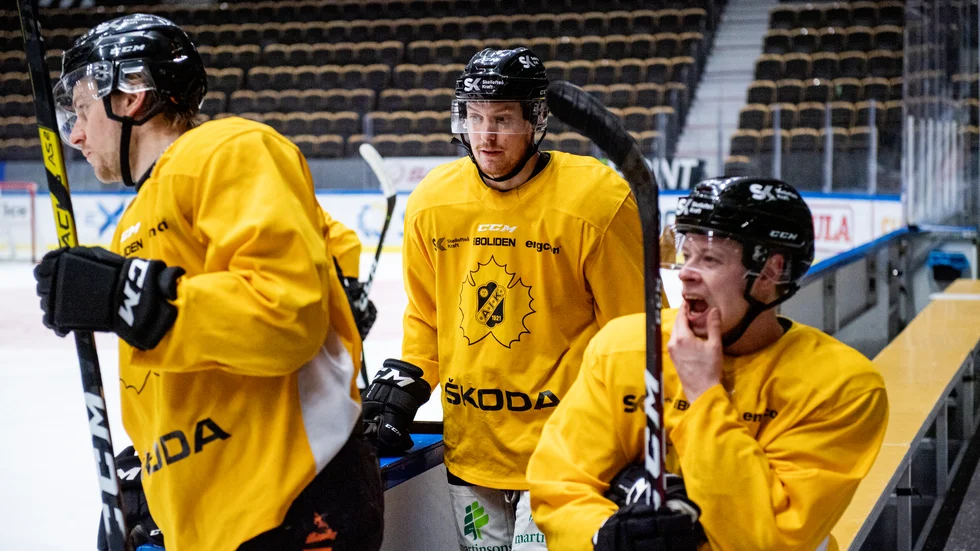 Nisse Burström har spelat två matcher som center och fortsatte göra det under måndagens träning. 