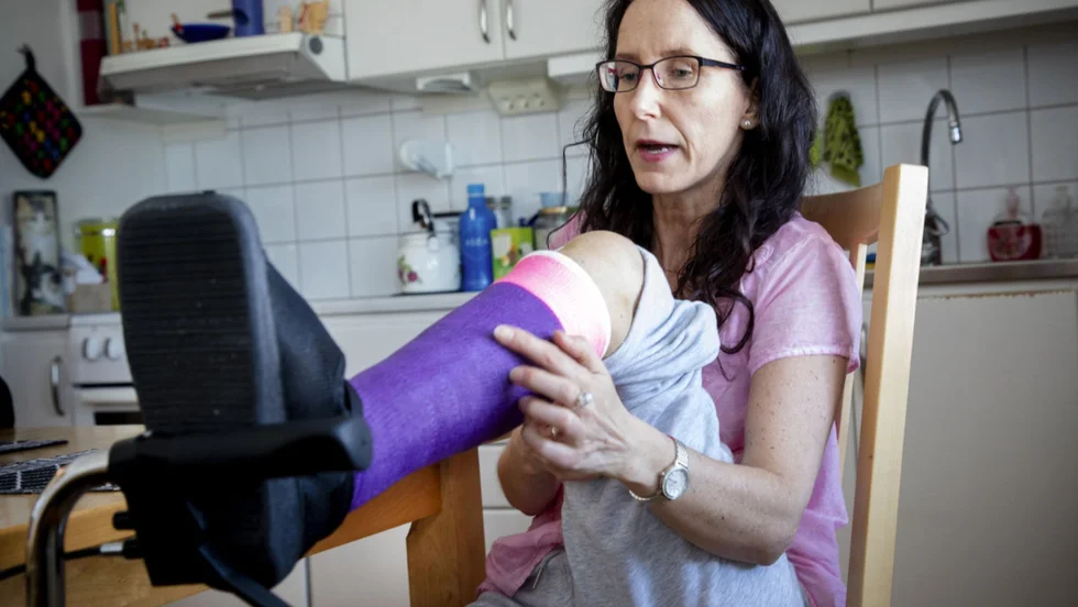 Malin Söderström har multipel skleros, MS, och i olyckan bröt hon sitt starkare ben. Det andra kan hon inte stödja på, men SOS Alarm tyckte att hon själv skulle kunna ordna transport till sjukhuset. Foto: Per Landfors/VK.