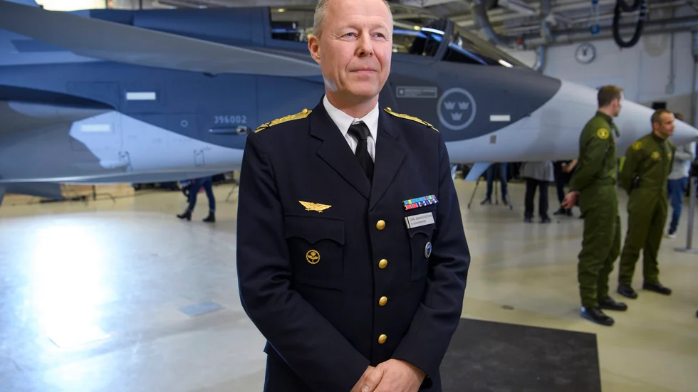 "Luleå flygplats är vår huvudbas. Vi måste kunna använda den i grundberedskap, i höjd beredskap, i kris och i värsta fall krig" säger flygvapenchefen Carl-Johan Edström. 