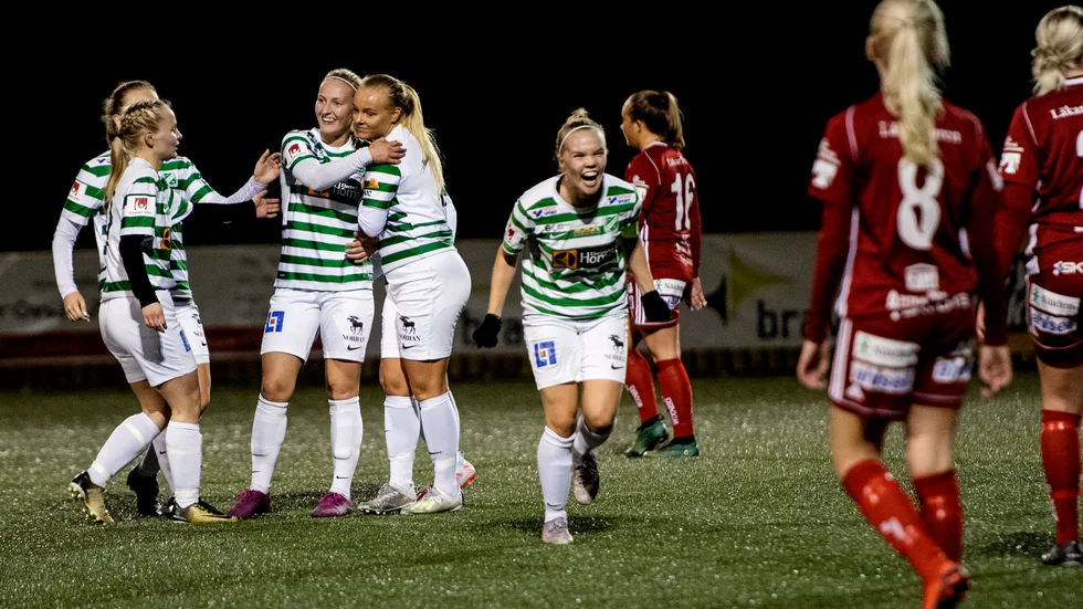 Emma Wiklund kramas om efter sitt 3–2-mål, men glädjen vara inte länge. 