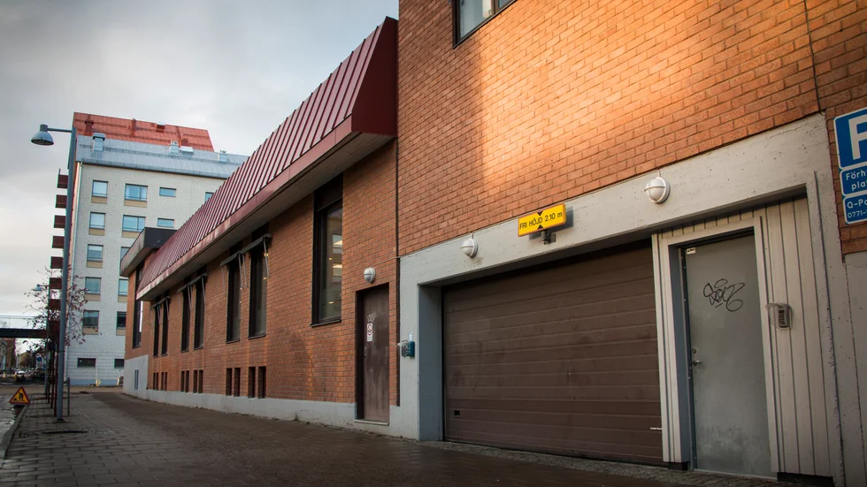Det var vid den här garageporten på Prästgårdsgatan i Piteå som våldtäkten ska ha ägt rum natten till den 14 april 2012. 