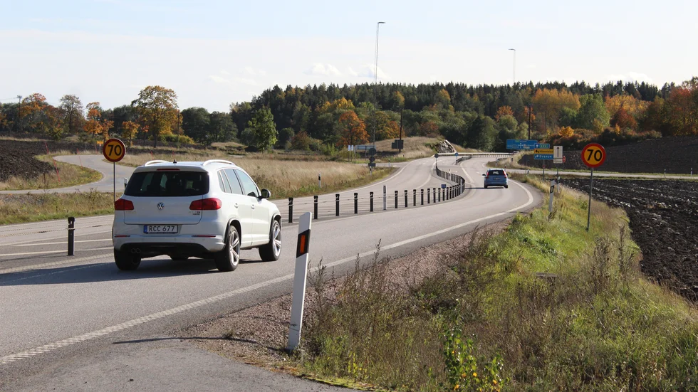 Norr om Björnsholm pågår räckesarbete under dagen.