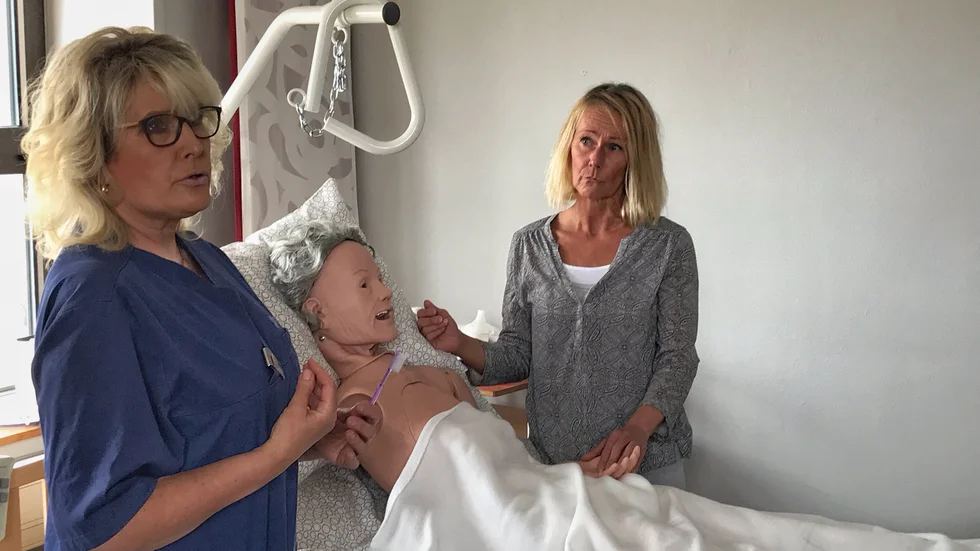 Undersköterskorna Virena Ejdebjörk och Malin Nordström undervisar nyanställda i hur man tar hand om äldre som exempelvis behöver hjälp med att äta och borsta tänderna.