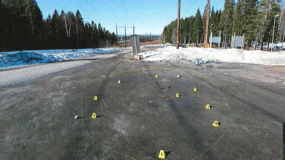 Här skedde mordförsöket. Varje gul markör visar var polisen hittade spår av blod från knivdramat uppe på Vitberget sent på kvällen den 16 april.