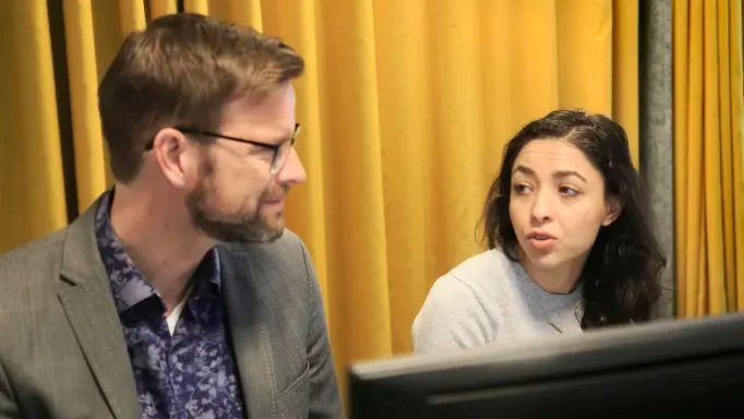 Kommundoktoranden Zahra Khais Shahid , här med avdelningschefen Mathias Rönngren, går en doktorandutbildning där hon är anställd hos kommunen på halvtid och forskar på LTU på halvtid.