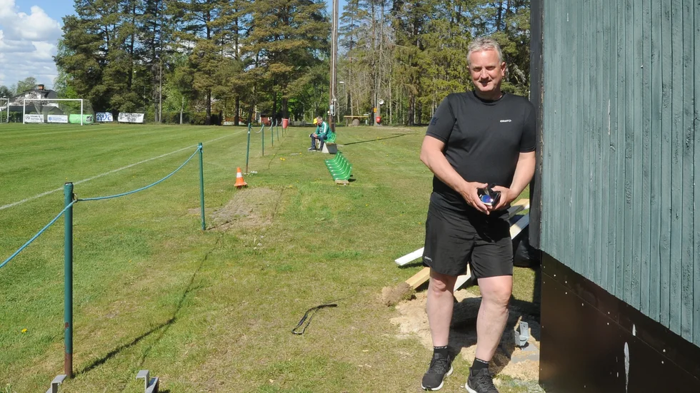 Tunordföranden Tomas By. Enstaberga IP behöver få en uppfräschning så damlaget flyttar tillfälligt in sina matcher till Nyköping.