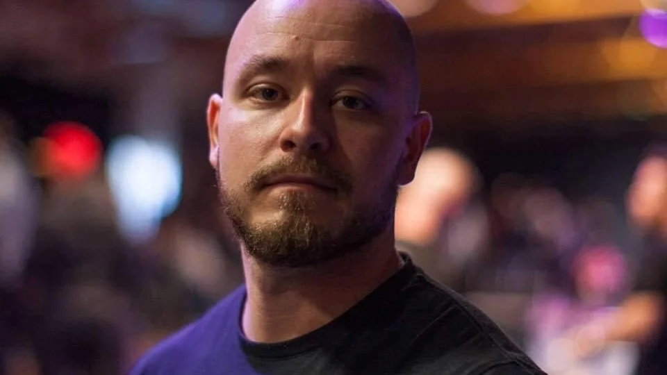 Sjuksköterskan Sebastian Avindell från Borensberg släpper snart sin debutbok "Din tillgivna syster".