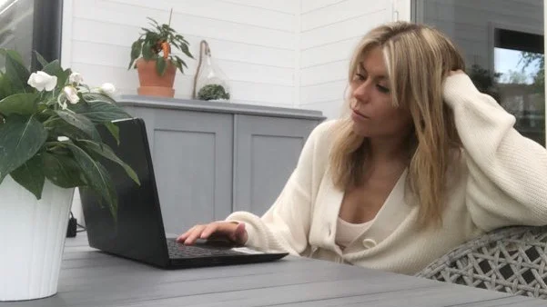 Vendela Adolfsson tycker att det blivit tuffare med tiden att hitta diciplin och motivation under distansstudierna. "Hade man vetat det här för ett halvår sedan hade jag nog försökt gå om".