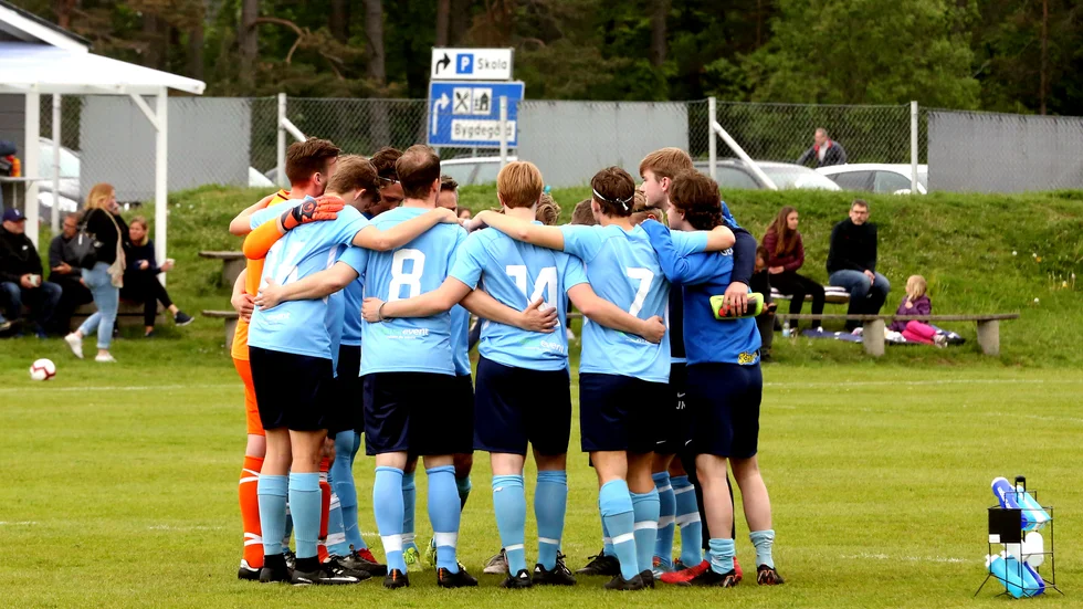 Gotlands fotbollförbund avvaktar vad Folkhälsomyndigheten presenterar på fredag, innan ett nytt besked tas för de lokala serierna.
