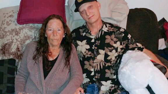 Michael White, tillsammans med sin mor Joanne White på en bild från 2018.