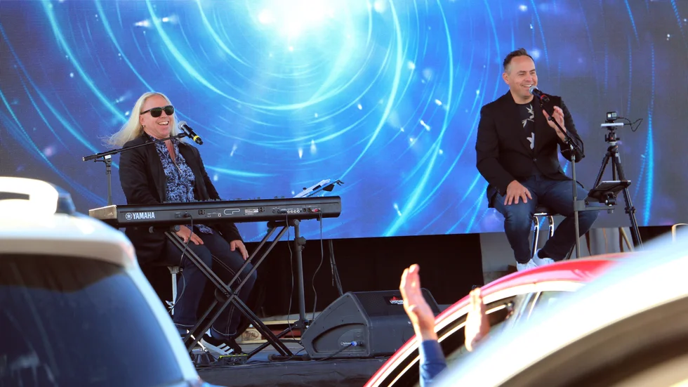 Stefan Gunnarsson och Micke Holm trivdes på scenen under de ovanliga omständigheterna.
