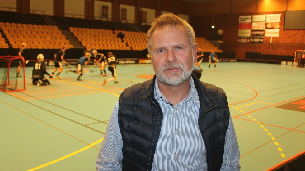 Lasse Haak omvaldes på torsdagens årsmöte som ordförande i Solfjäderstadens innebandyklubb. Hallfrågan är det viktigaste för Solfjädern just nu, när det inte finns tider så att det räcker.