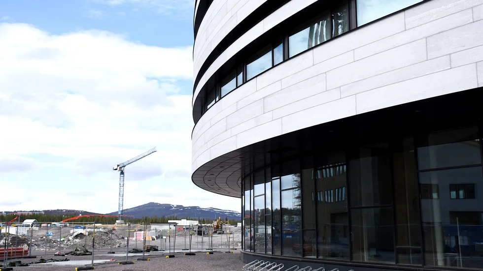 Det nya badhuset byggs en bit bakom stadshuset i Kirunas nya centrum. Det är kommunens största investering efter stadshuset. 