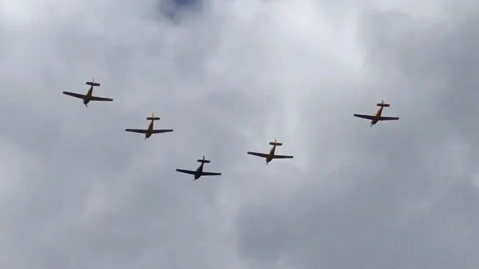 Här flyger gruppen Team 50 över Eskilstuna.