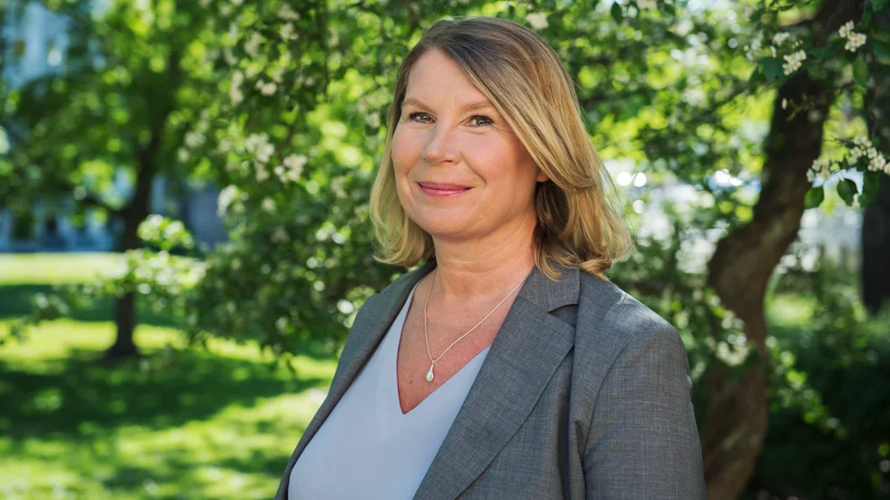 Charlotta Friborg är ansvarig chef för SVT: s nyheter. Hon agerar klokt och moget när det gäller behovet av breda vinklar och flöden i nyheterna. Det avgörande förtroendet ligger i potten. 