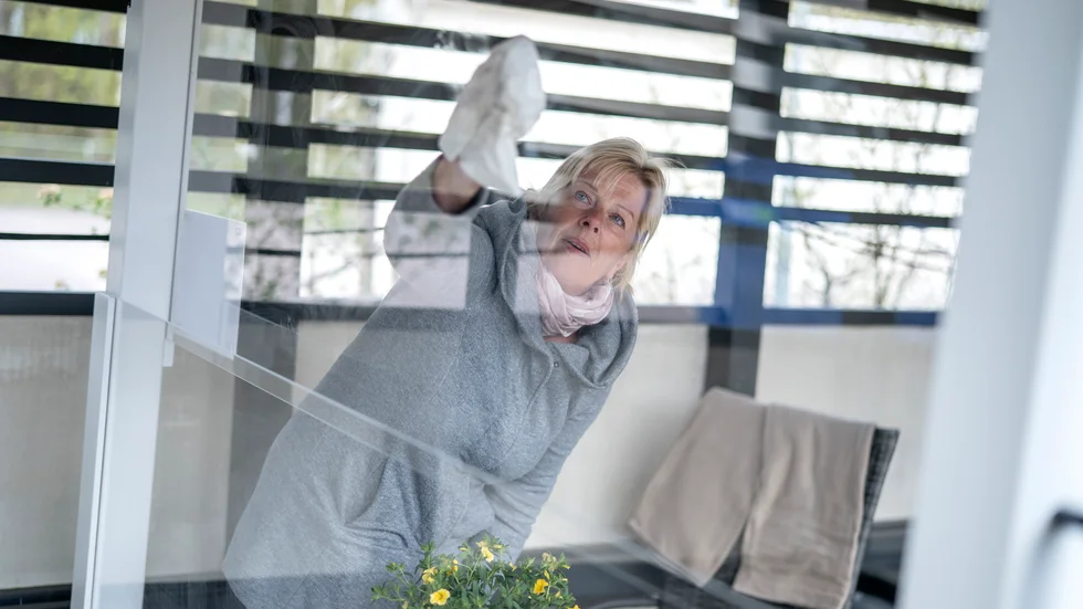 Nu tillverkas plexiglasskärmar som ska sättas upp vid kommunens äldreboenden så boende och anhöriga kan träffas utomhus på ett säkert sätt. Bilden är från ett boende i Falkenberg.