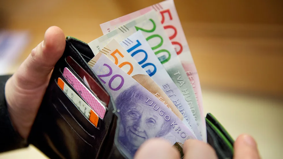 Mannen hittade en 85-årings plånbok med tusentals kronor i när han var och handlade. Han tog pengarna, men ångrade sig sedan.