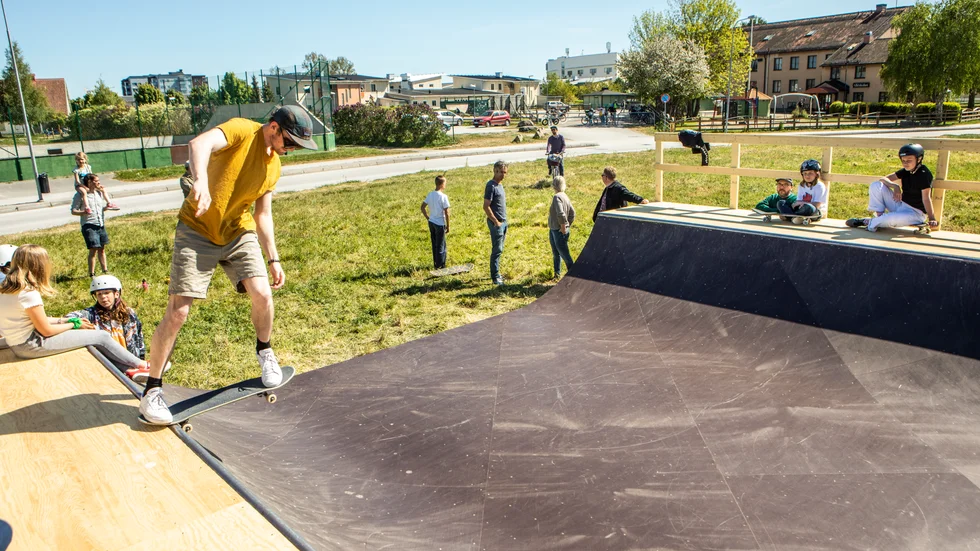 UtmedFältgatan på A7 står, nästan som en smygstart på den aktivitetspark som tidigare planerats i området, Visbys senaste skateboardramp. Kaspar Fürst är en av många som passar på att rasta brädan i sommarvärmen.