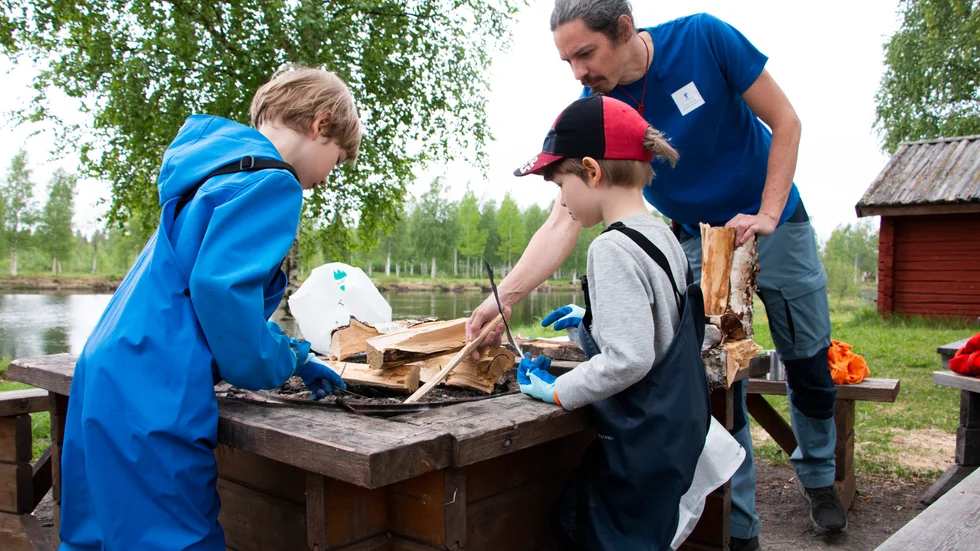 För att hjälpa till att hålla badplatser och vandringsleder fria från skräp anordnade Friluftsfrämjandet Pite Älvdal under lördagen en skräpplockardag. Ari Hultqvist och barnen Ilmari och Ukko tog sig an badplatsen vid Sandön.