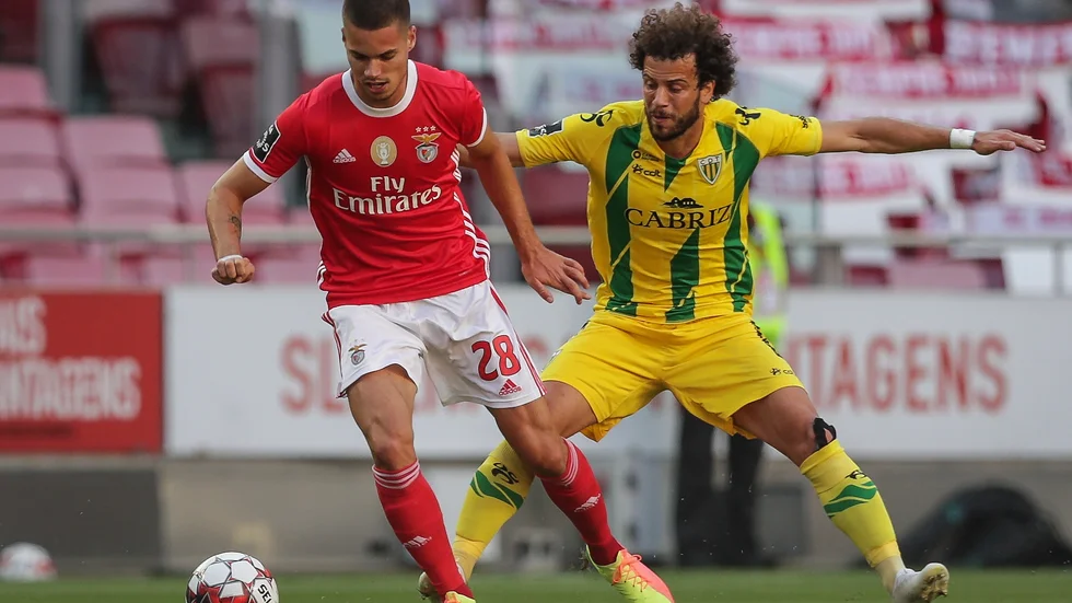 Benficas Julian Weigl, till vänster, i matchen mot Tondelo. På vägen hem skadades han av glassplitter när bussen attackerades.