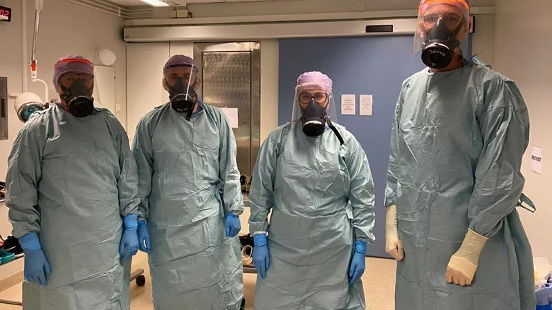Som mest vårdades 14 patienter vid corona-IVA i Piteå och för en tid sedan bara två. Nu ökar antalet igen – och personalen vädjar om att hålla avstånd och eget ansvar. Sju ligger i respirator nu. 