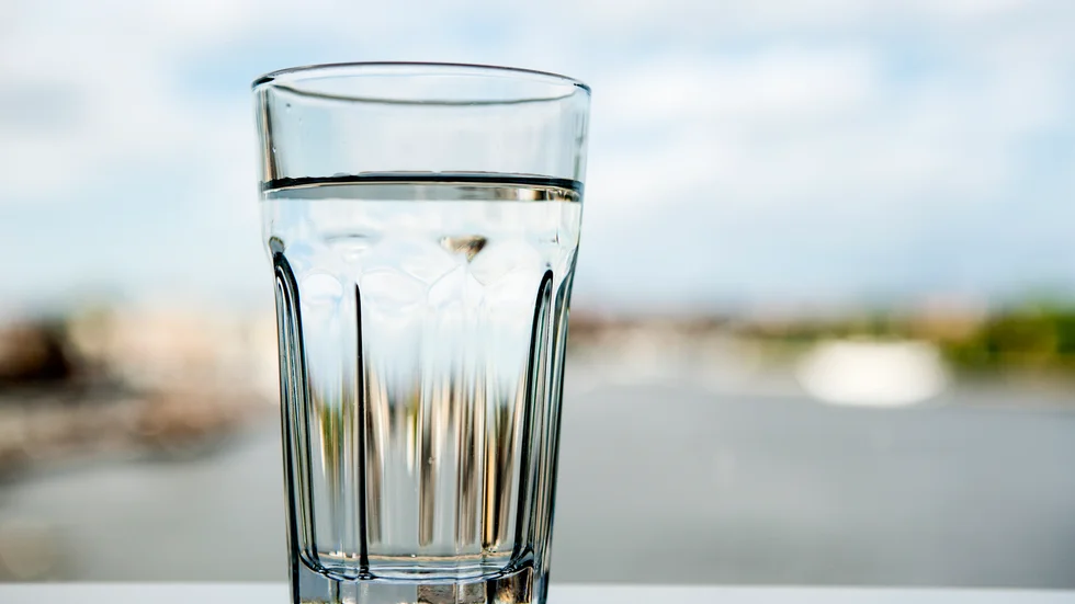 Ett glas vatten, tack!, önskar sig insändarskribenten.     