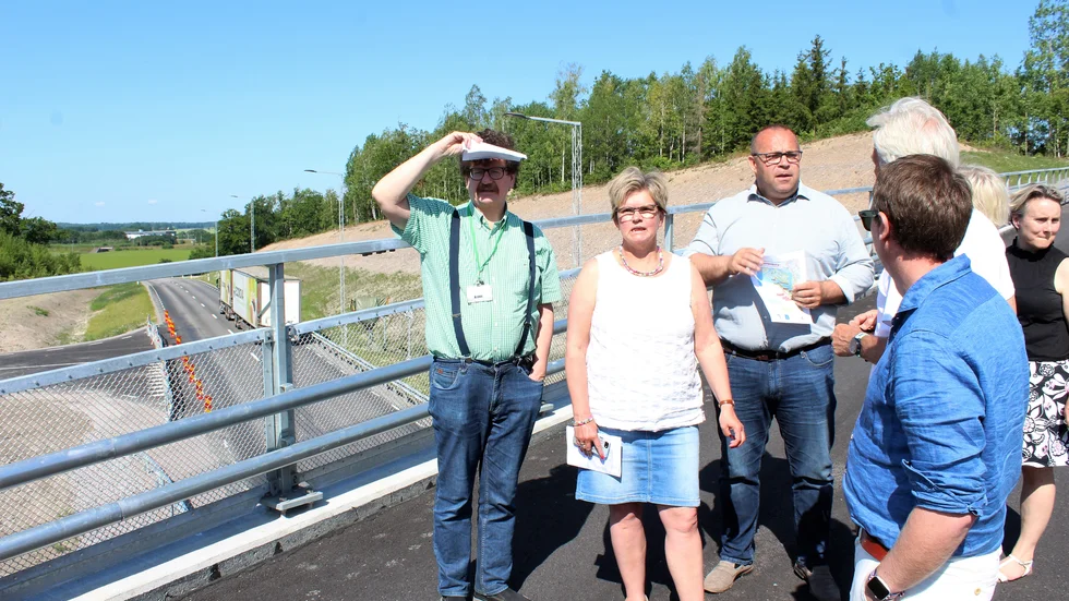 Kvartetten samlad på den nya cykelbanebron som binder samman Åby med innerstan.