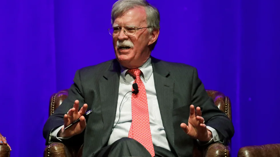 John Bolton fick sparken som säkerhetsrådgivare i september av USA:s president Donald Trump. Nu vill han ge ut sin bok om tiden i Vita huset. Arkivbild.