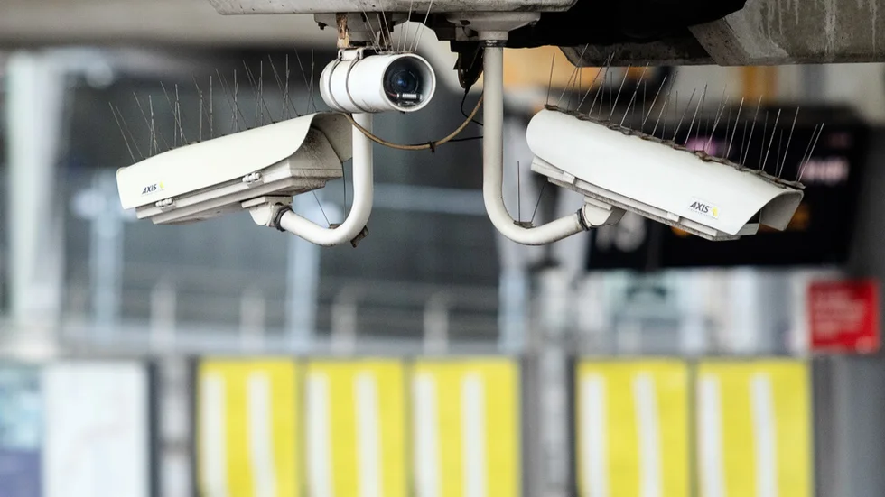 Övervakningskameror är ordningshållande, brottshindrande och trygghetsskapande verktyg som dessutom underlättar polisens arbete och på sikt minskas samhällets kostnader för brottsligheten, menar debattörerna.