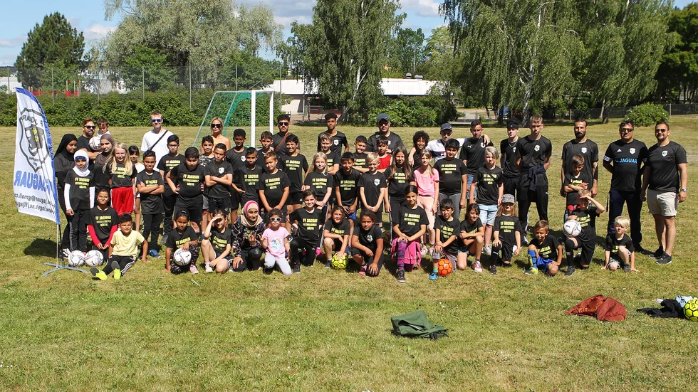 Delar av gänget på Jaguars fotbollsskola Bästis. Totalt är hundra barn med den här veckan.