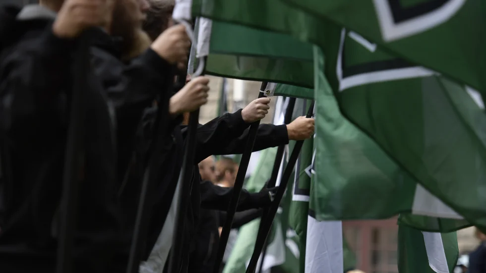 Nazistiska grupper, såsom Nordiska motståndsrörelsen, har varit delade i sin inställning till coronapandemin, enligt en rapport från Expo.