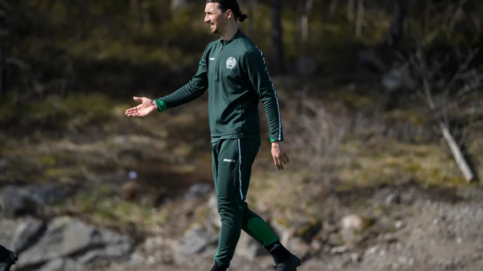Zlatan Ibrahimovic besökte Hammarbys omklädningsrum i samband med premiärmatchen mot Östersund. Nu varnas klubben. Arkivbild.