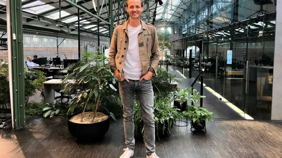 Niklas Adalberth sålde falskleg i högstadiet men har nu insett att pengar inte gör en lycklig och ägnar sig åt filantropi.