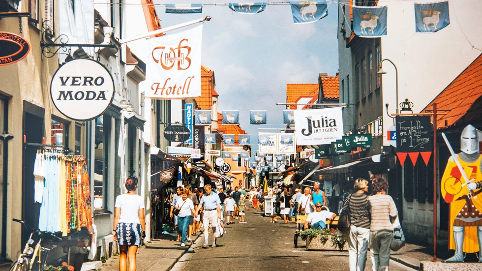 En bild från Adelsgatan på det glada 90-talet, med imperiet av både Vero Moda, Julia Hultgren och längre bort i bilden JC.