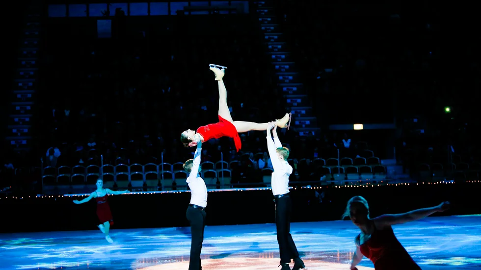 Clara Callne luften under ett shownummer i Christmas on ice. Hon känner att kivinnliga konståkare respekteras för sina prestationer. 