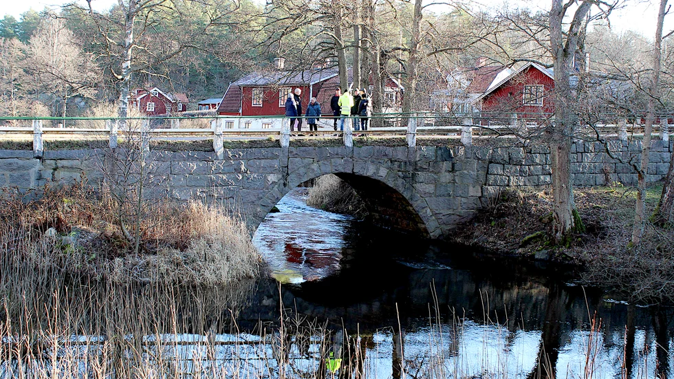 Vid den gamla stenbron i Solstadström har stenblock lagts i för att bromsa upp Marströmmens flöde, vilket gör att vattnet håller sig kvar längre uppströms, en åtgärd som kunnat göras tack vare Marströmmens vattenråd.