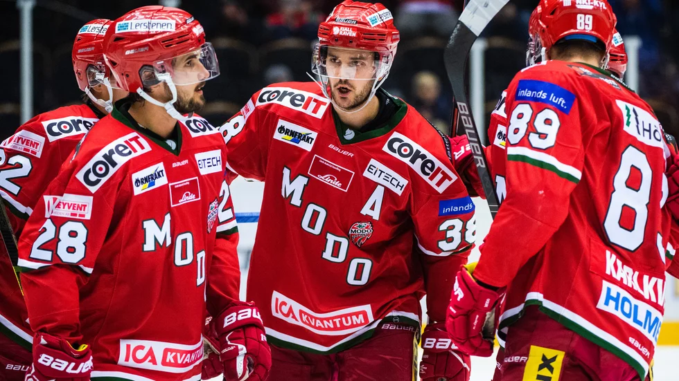 Joakim Hagelin, mitten, är klar för spel i VIK.