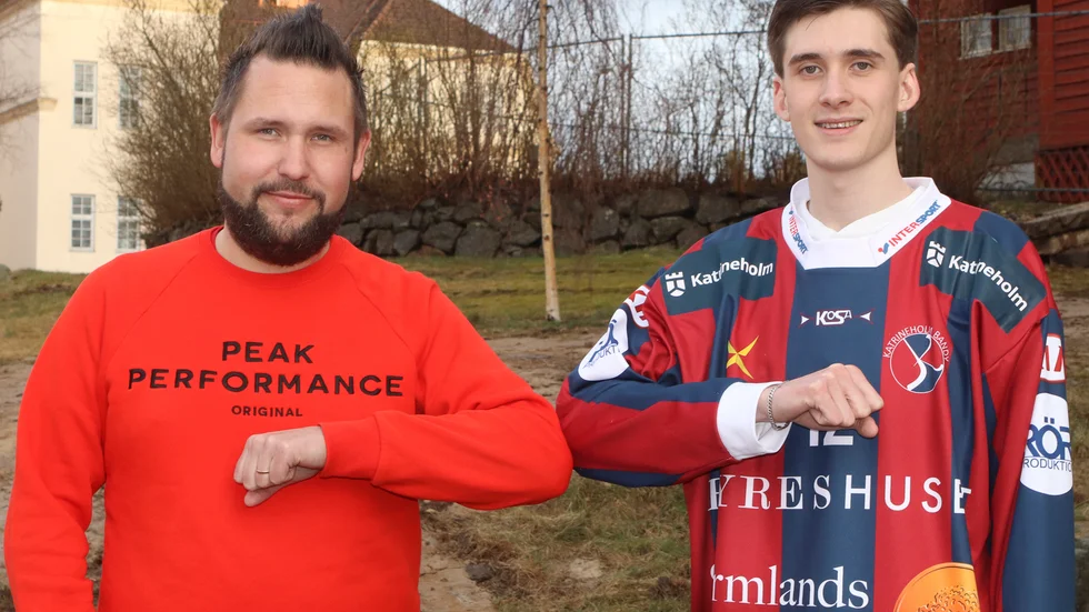 KVBS sportchef Jonas Åkerström välkomnar första nyförvärvet Alexander Strand till klubben.