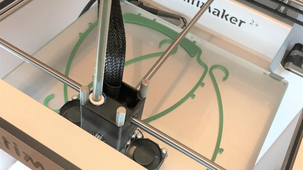3D-printern skriver ut ungefär en visirram i timmen, och går hela dagarna. 