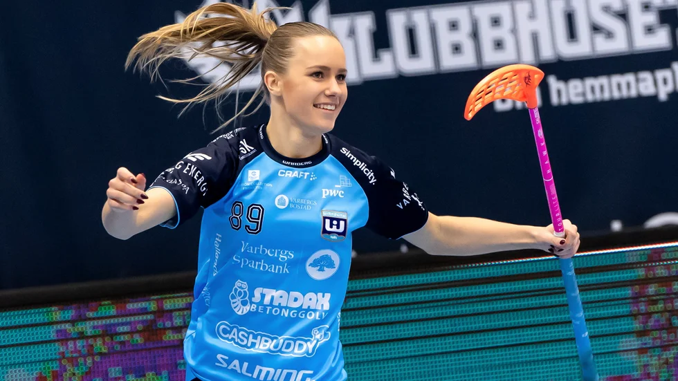 Sandra Hawerman jublar efter ett av sina mål i Warberg-tröjan. Stjärnan har ett utgående kontrakt och nämner Gotland som ett alternativ som ny klubbadress.