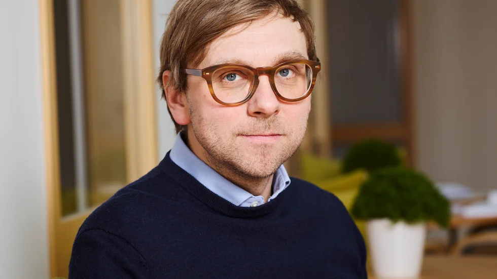 Nicklas Larsson blir ny näringslivschef efter Peter Palmqvist. "Det känns jätteroligt", säger han om det fortsatta förtroendet.