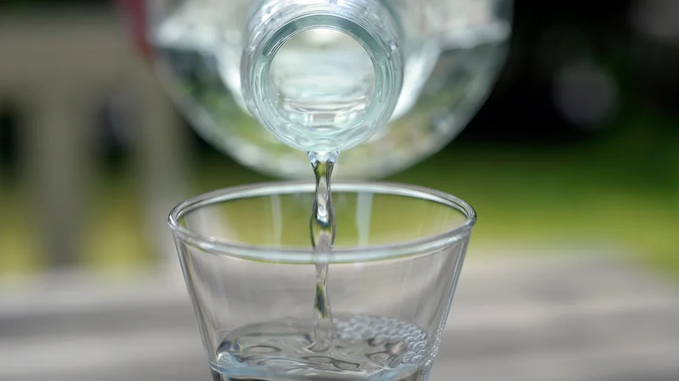 Mannen fick idén att han skulle testa alkohol igen, och backade in i en parkerad bil.
