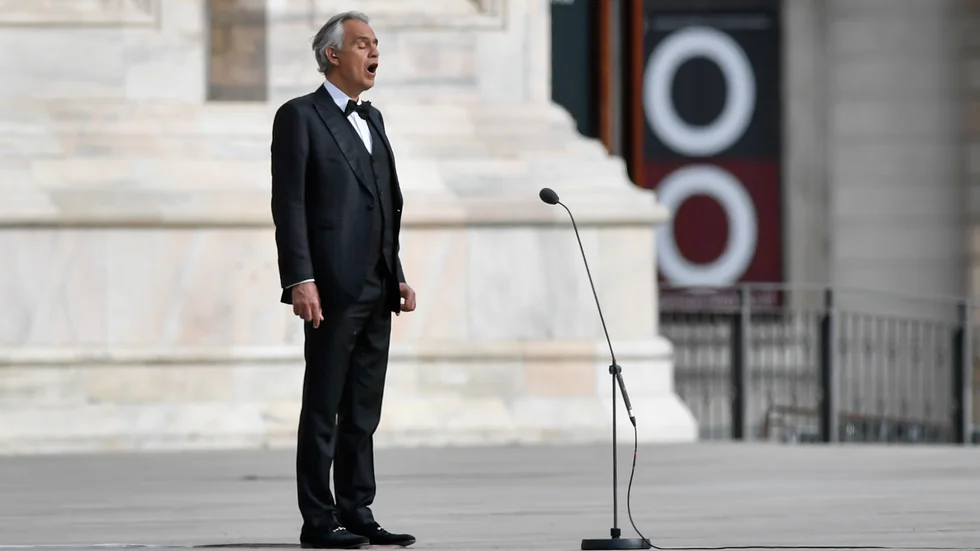 Andrea Bocelli sjöng på trappan utanför Duomokatedralen i Milano på påskdagen.