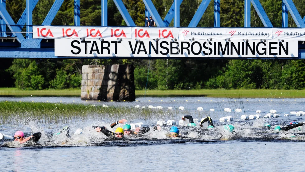 Det kan vara riktigt trångt vid starten av Vansbrosimningen.