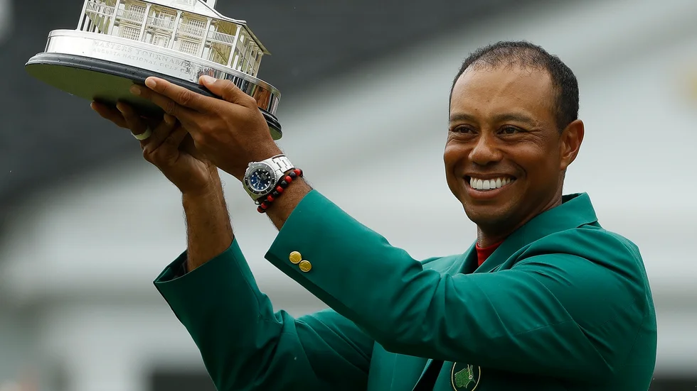 Tiger Woods med segertrofén i US Masters i fjol. I går kväll hade han en egen mästarmiddag, eftersom årets tävling är framflyttad.